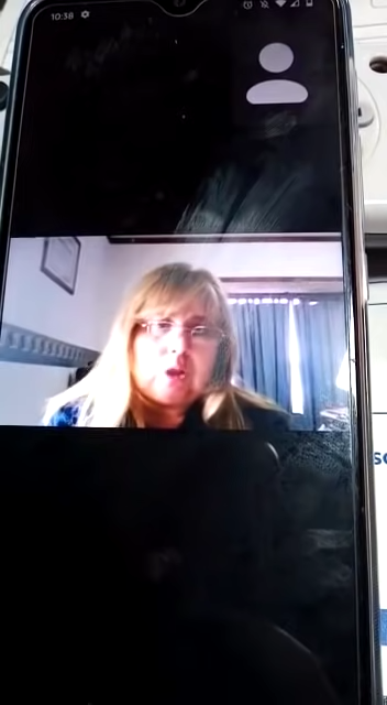 Maestra dice a sus alumnos que "el Covid no existe" y discute con sus mamás en videollamada