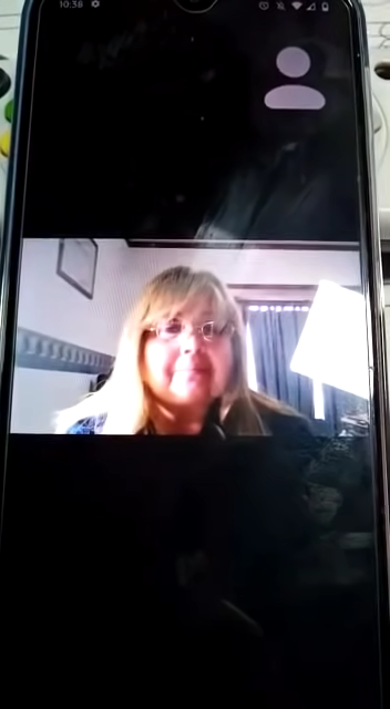 Maestra dice a sus alumnos que "el Covid no existe" y discute con sus mamás en videollamada