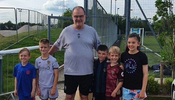 DT del año: Marcelo Bielsa aprovechó sus vacaciones para entrenar al equipo Sub 11 del Leeds