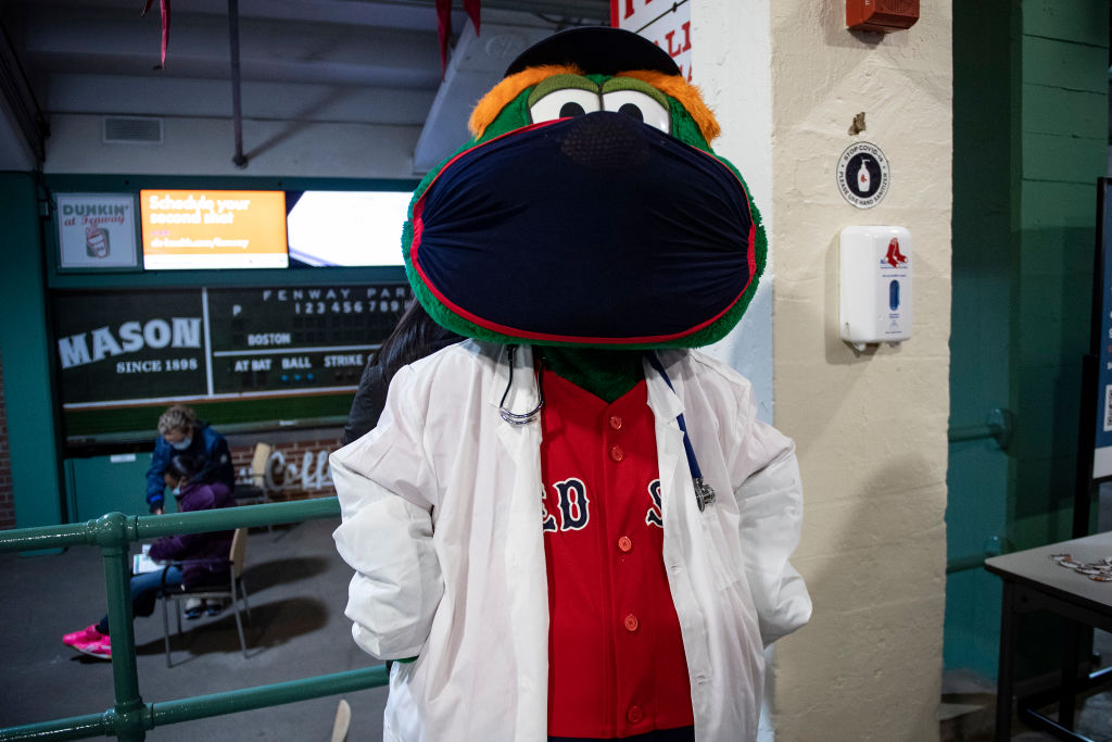 ¿De qué trata "Vaccine At The Plate", el programa de vacunación a aficionados de la MLB?