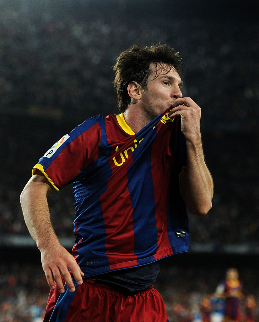 Messi besando el escudo del Barcelona