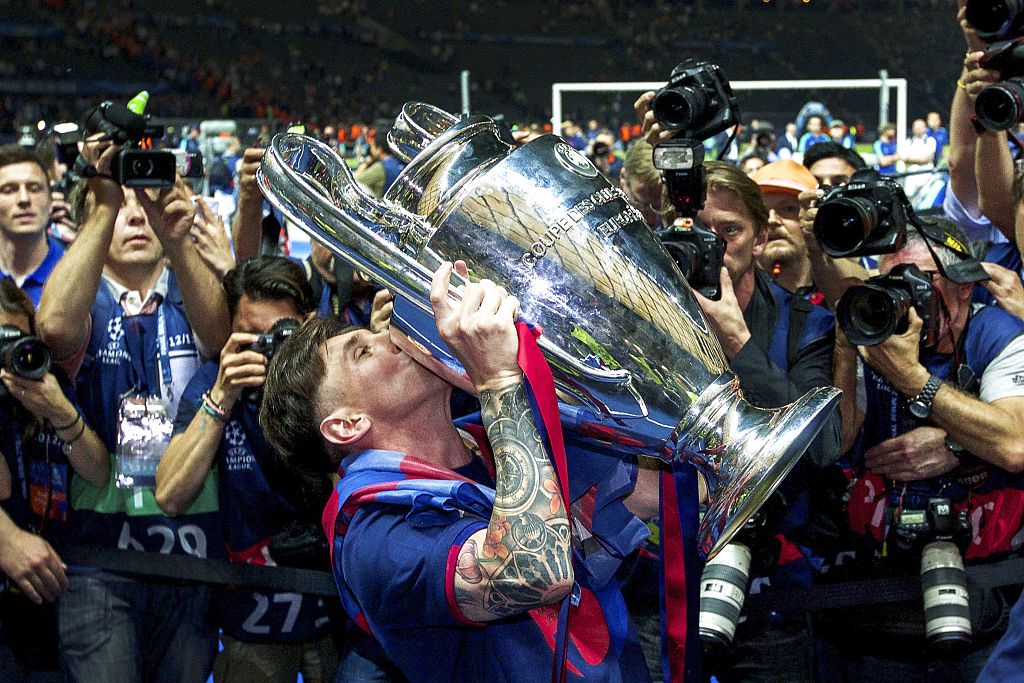 Messi con el trofeo de la Champions League
