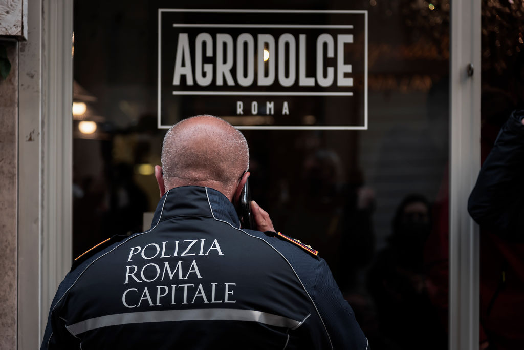 Detienen a un mexicano en Italia por asesinar a su esposa e intentar matar a su hijo