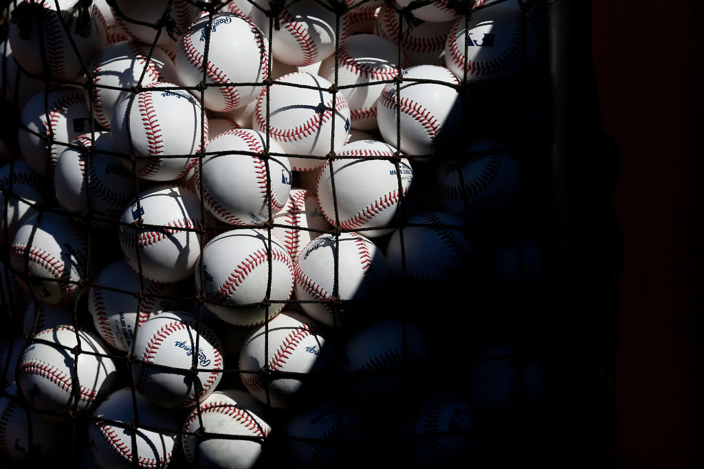 ¿En qué consisten las sanciones de la MLB por uso de sustancias extrañas en pelotas?