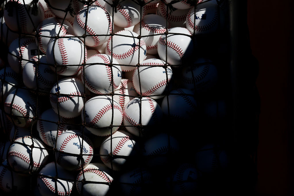 ¿En qué consisten las sanciones de la MLB por uso de sustancias extrañas en pelotas?