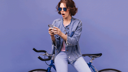 mujer-en-bicicleta-con-celular