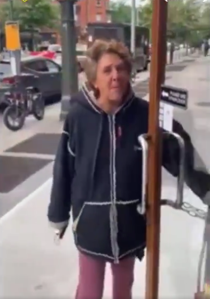 Buscan a una mujer racista que lanzó pimienta a familia afroamericana en pizzería de NY