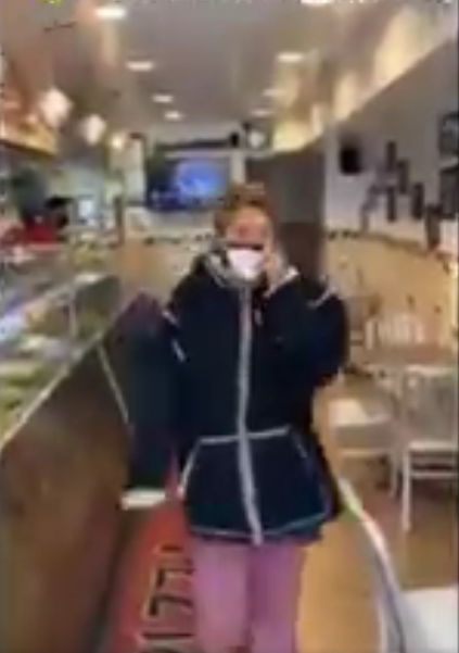 Buscan a una mujer racista que lanzó pimienta a familia afroamericana en pizzería de NY