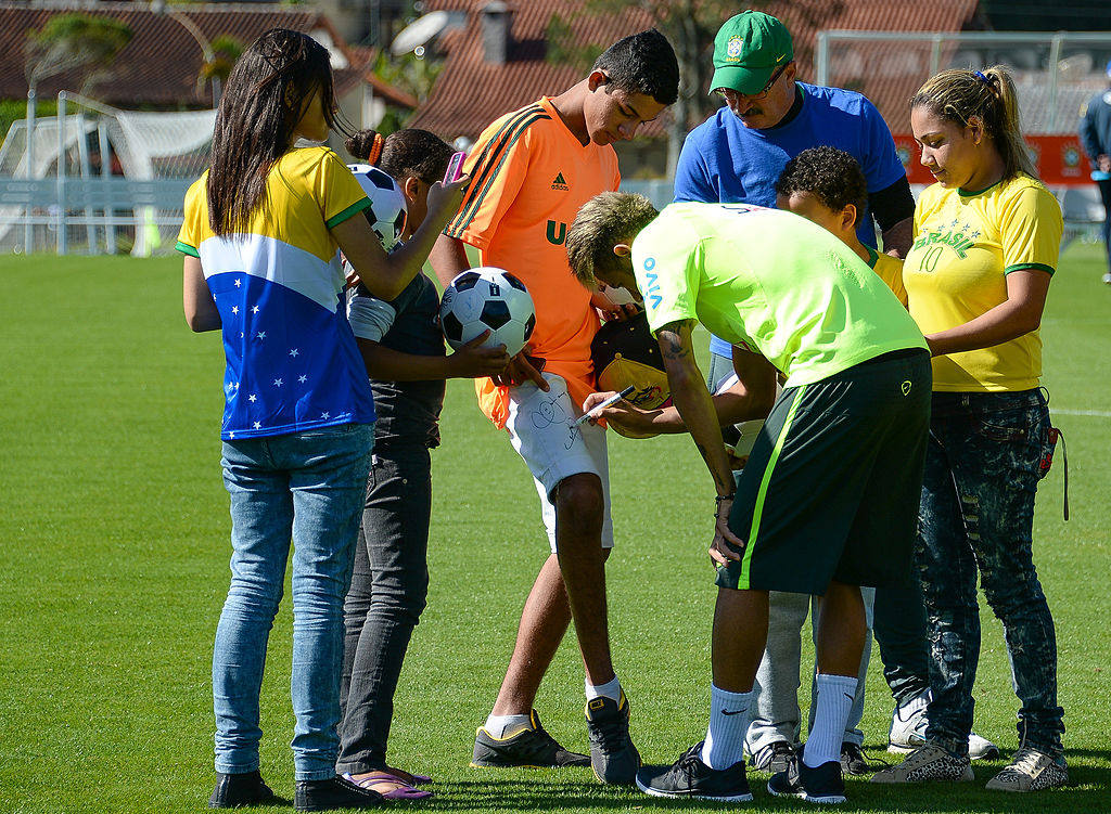 Neymar dando autógrafo