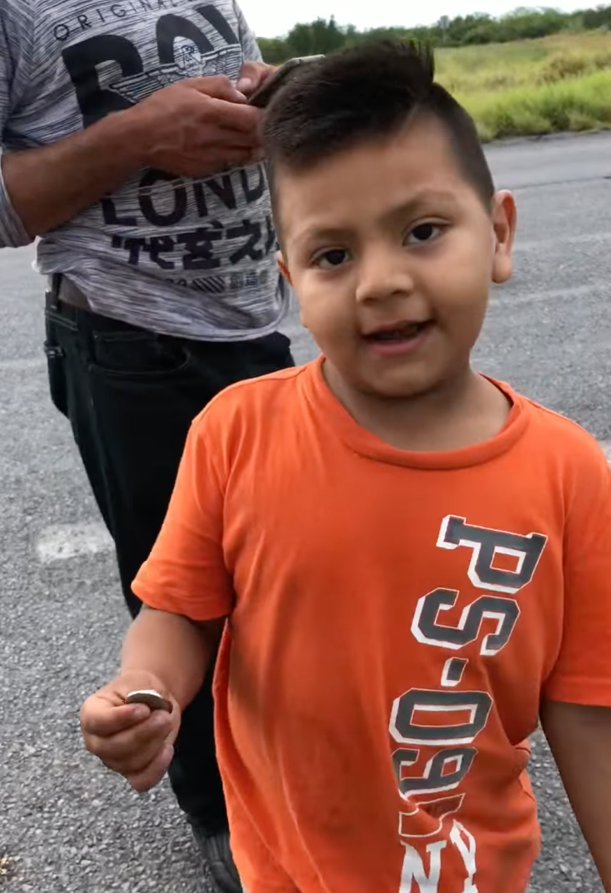 "Para qué robar": Niño pide comprar naranjas mientras los demás se las llevaban