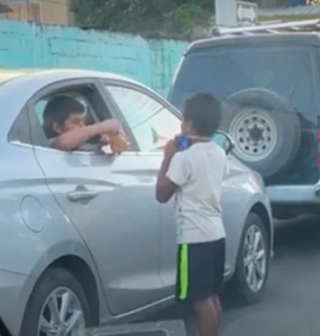 Fe restaurada: Niño comparte sus juguetes con otro que limpia autos en la calle