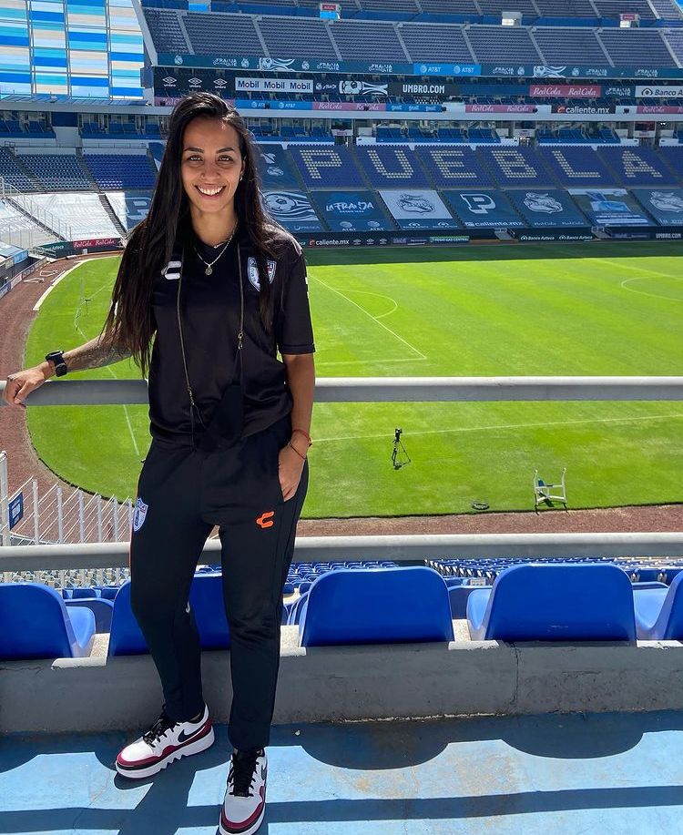 Evelina Cabrera, la primera mujer que forma parte del cuerpo técnico de un equipo varonil en México