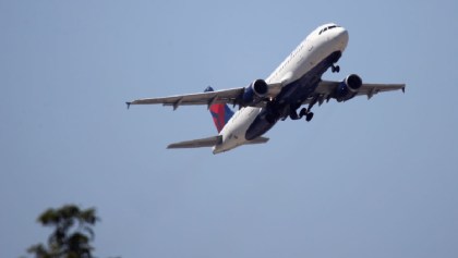 Aterrizan de emergencia un avión en EU por un pasajero que amenazó con derribarlo
