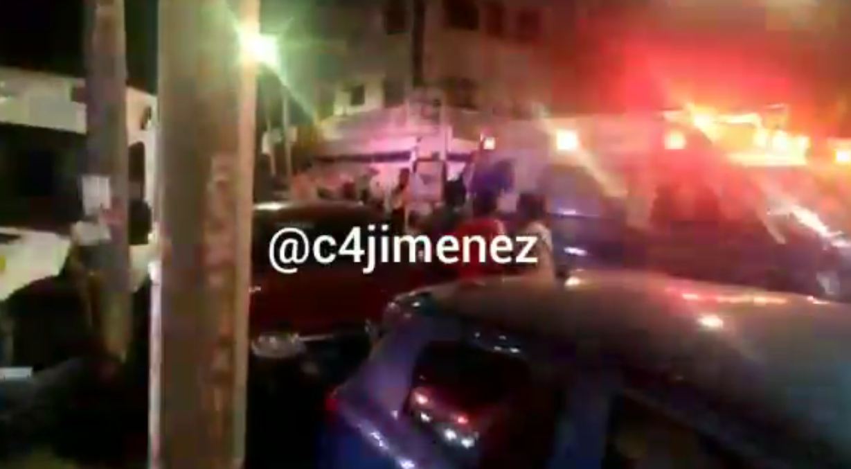 Captan pelea entre paramédicos y automovilistas tras choque en CDMX