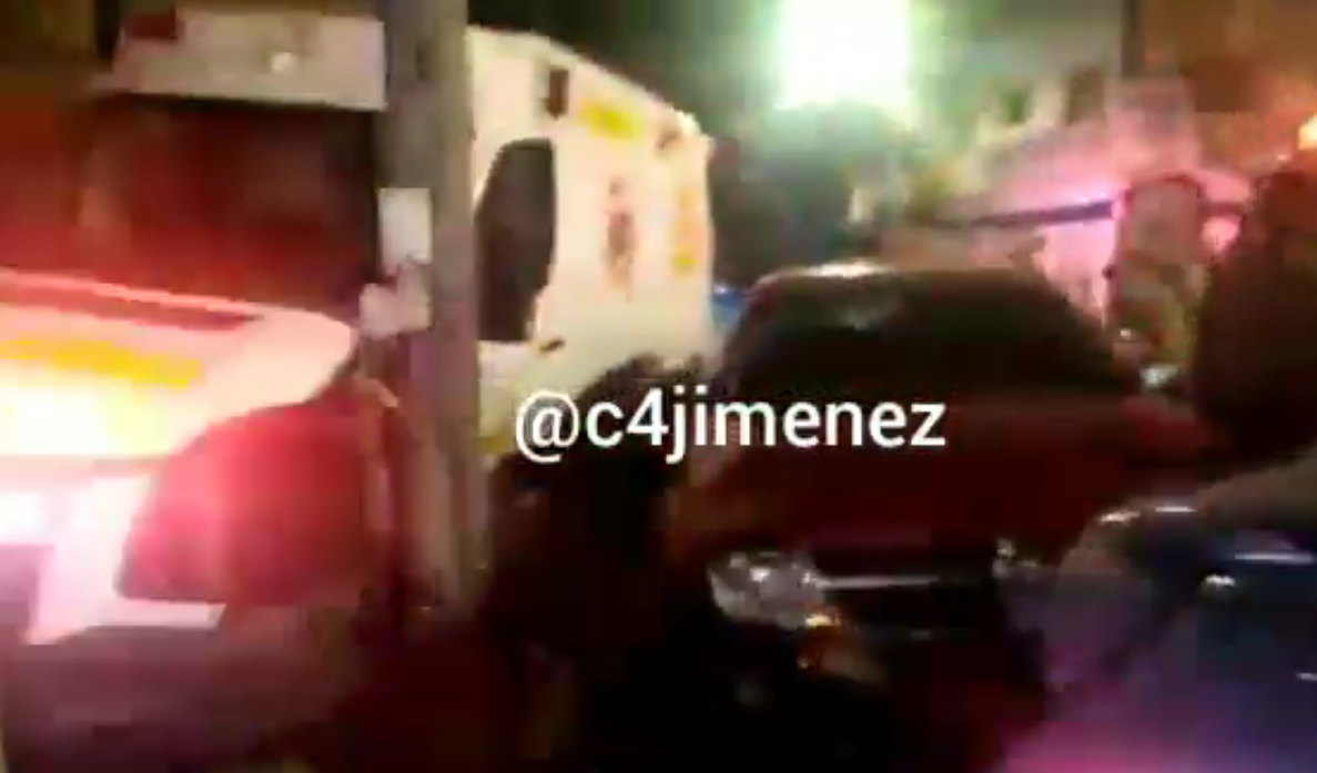 Captan pelea entre paramédicos y automovilistas tras choque en CDMX