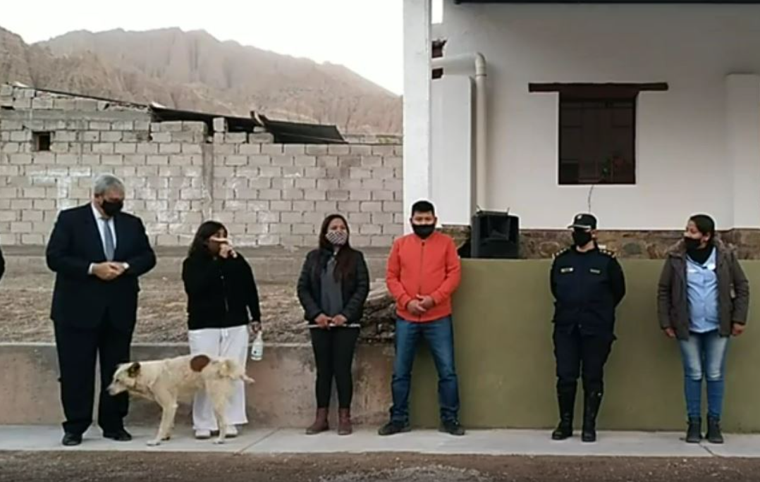 Un perrito orinó a una presidenta municipal de Argentina en pleno discurso