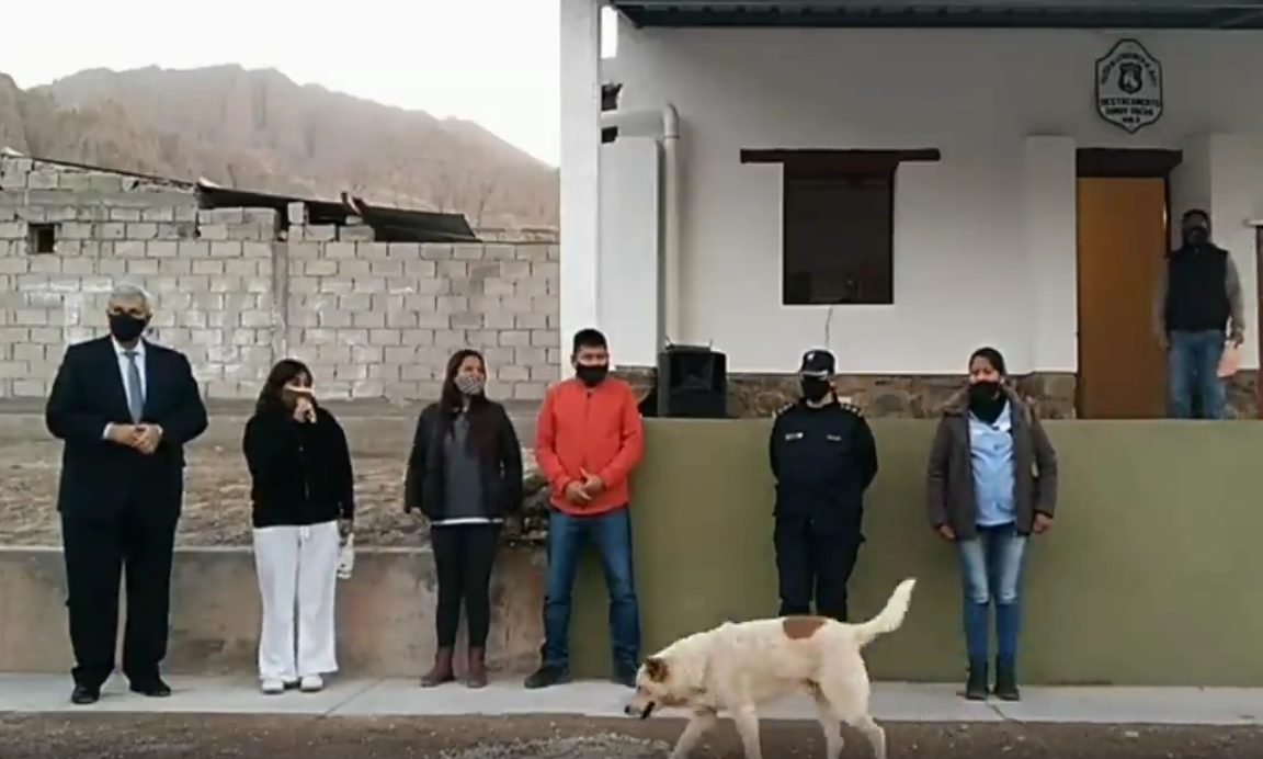 Un perrito orinó a una presidenta municipal de Argentina en pleno discurso