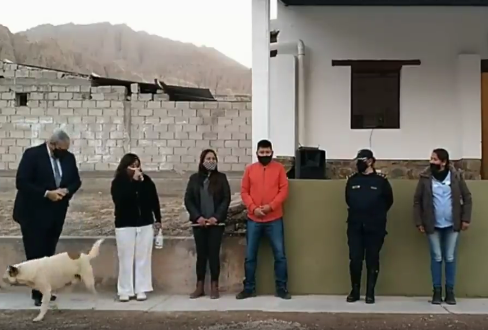 Un perrito orinó a una presidenta municipal de Argentina en pleno discurso