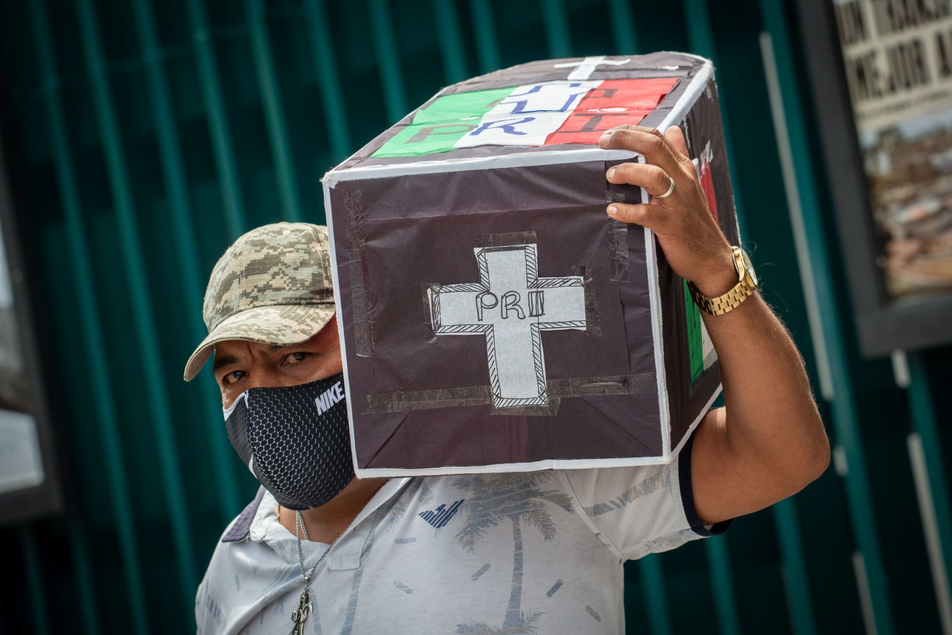 Piden en el PRI renuncia de Alejandro Moreno; dicen que le anda "coqueteando" a Morena