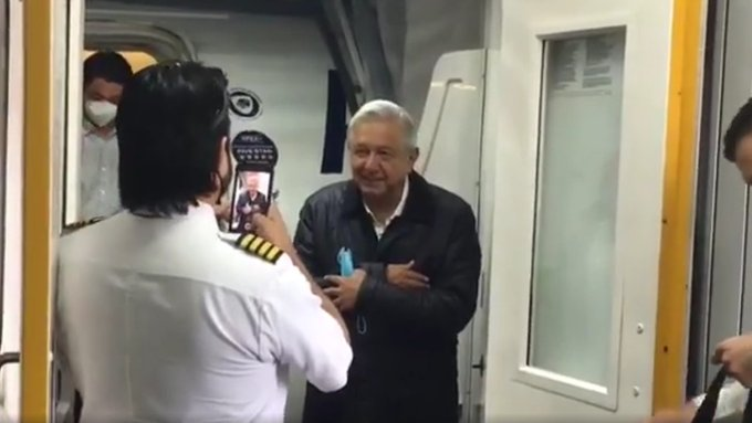 La fama: Piloto le pide a AMLO un saludo para su mamá porque "ve todos los días la mañanera"