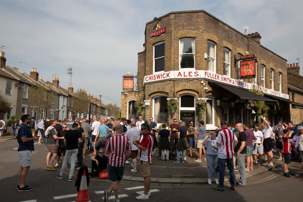 Pub en Inglaterra con aficionados de futbol
