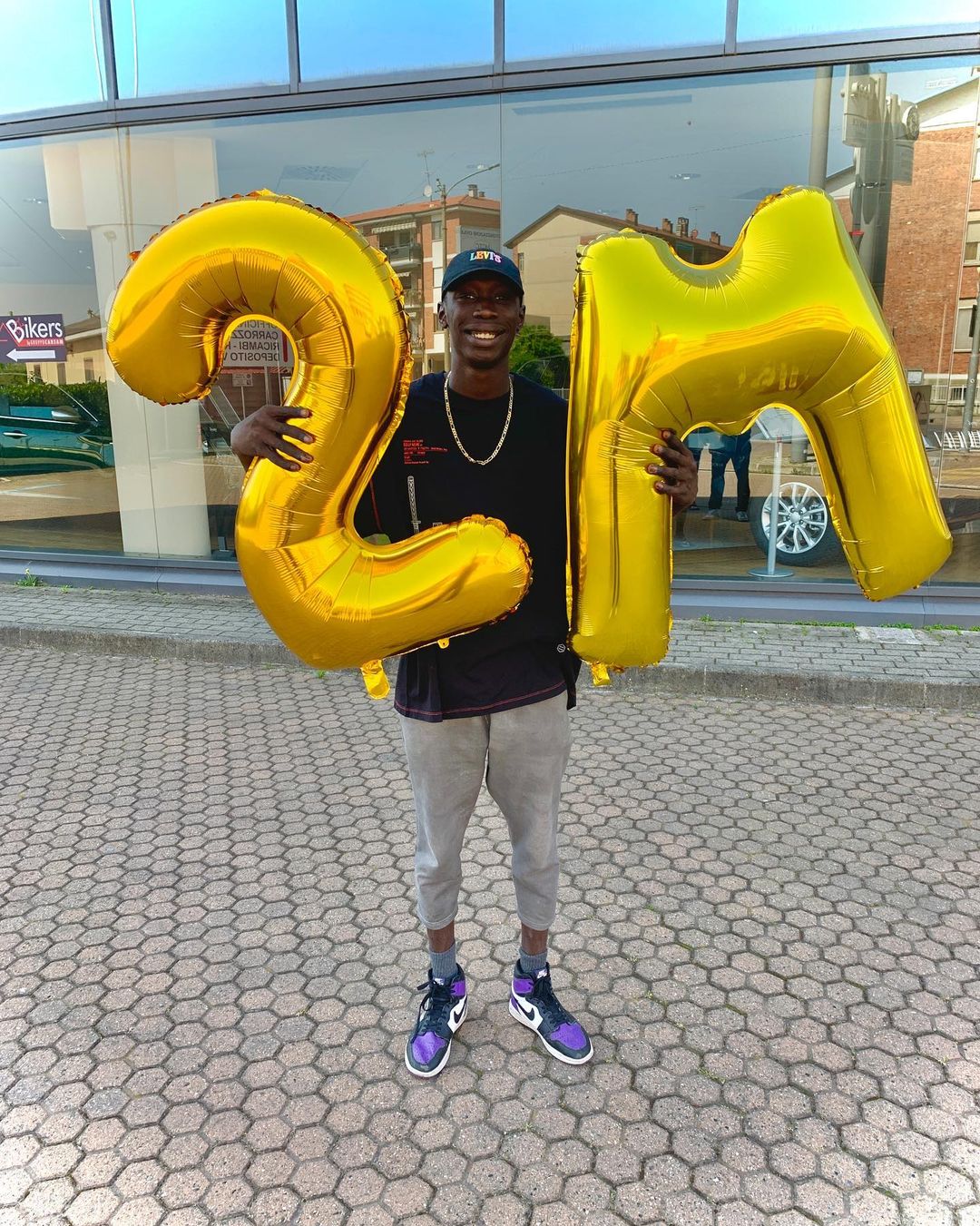 Y a todo esto... ¿Quién es Khaby Lame, el chico senegalés que la rompe en TikTok?