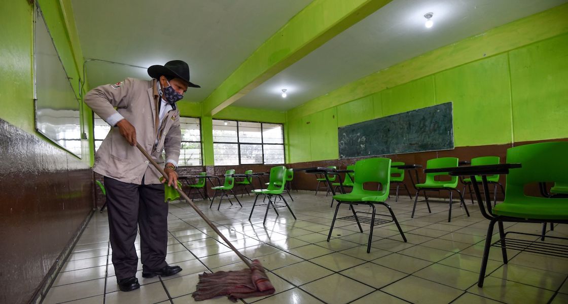 regreso-clases-presenciales-estado-de-mexico-limpieza-salones