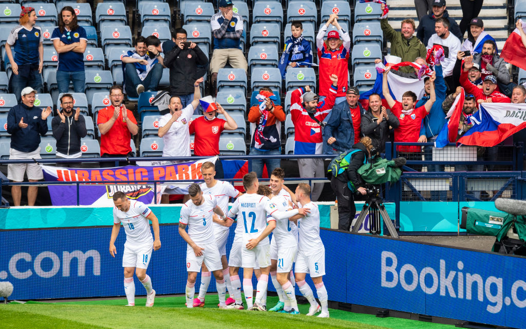 La selección de República Checa celebra la victoria sobre Escocia en la Euro 2020