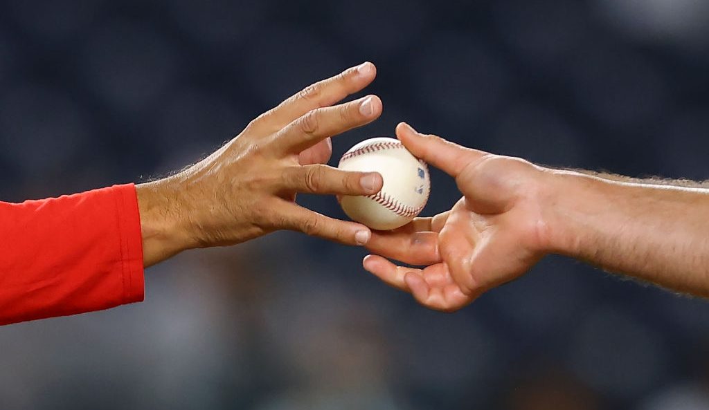 ¿En qué consisten las sanciones de la MLB por uso de sustancias extrañas en pelotas?