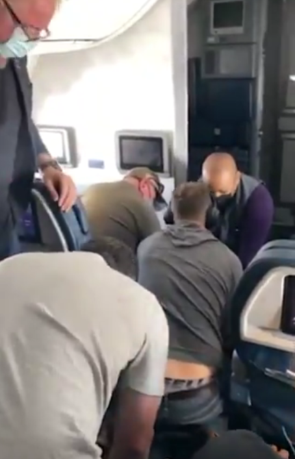  Arrestan al pasajero de un avión por intentar forzar la cabina en pleno vuelo