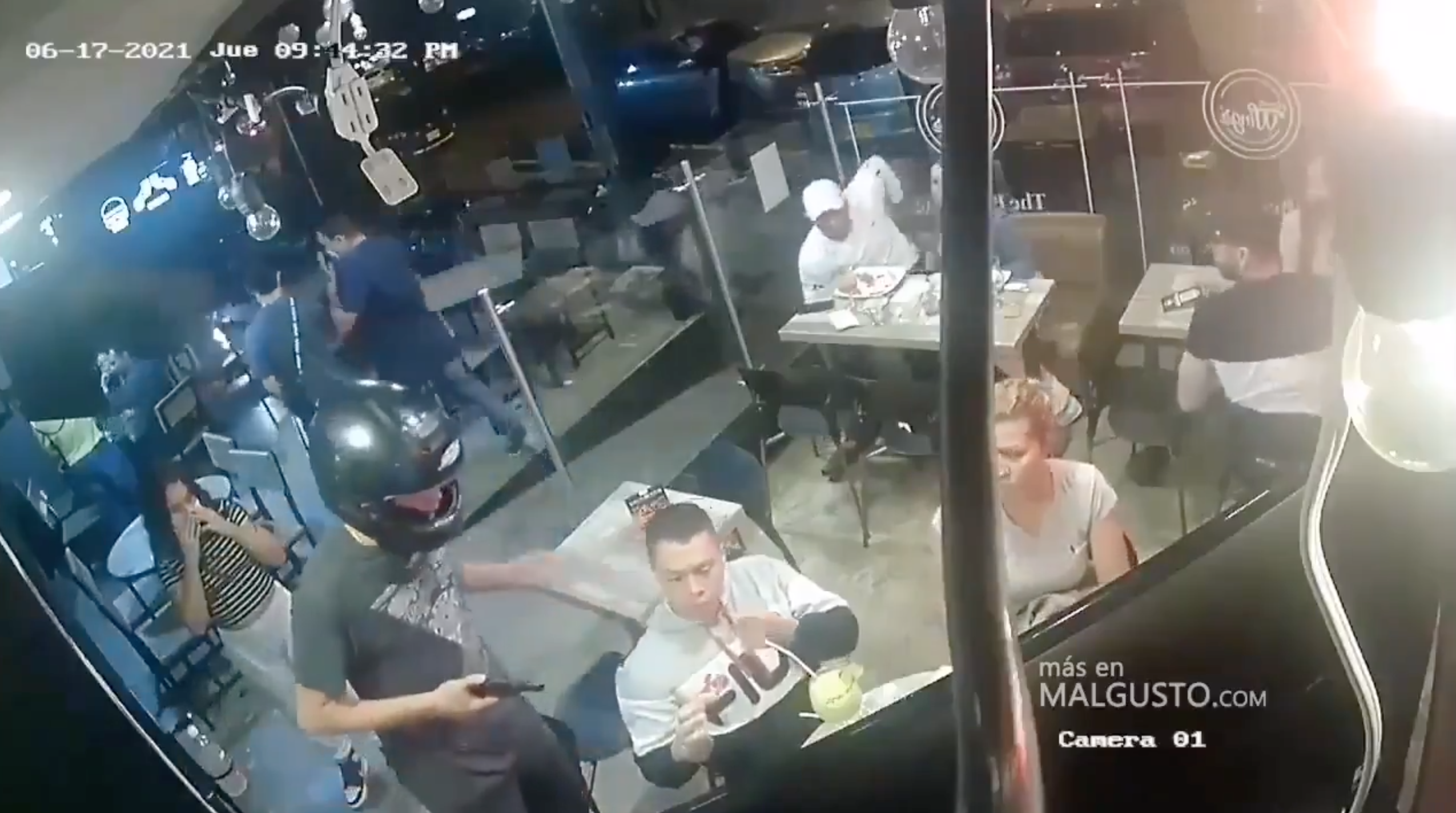 Y en Nuevo León: Hombre se viraliza por no dejar de comer alitas mientras es asaltado
