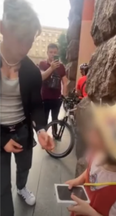 Manchado: Tiktoker regala iPhone a una niña y se lo quita al terminar su video