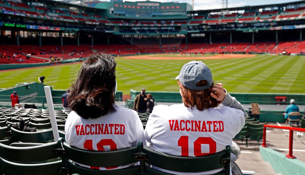 ¿De qué trata "Vaccine At The Plate", el programa de vacunación a aficionados de la MLB?