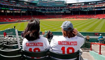 ¿De qué trata "Vaccine At The Plate", el programa de vacunación a aficionados de la MLB?