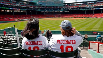 ¿De qué trata "Vaccine At The Plate", el programa de vacunación a aficionados de la MLB?