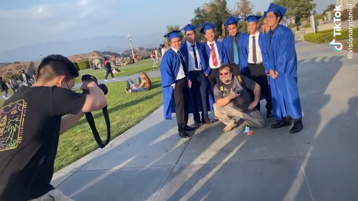 Tipazo: Jack Black se toma fotos con jóvenes en su graduación y se vuelve viral