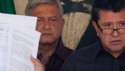 MÉXICO, D.F., 07JULIO2012.- Andrés Manuel López Obrador, quien fue el candidato de las izquierdas en la elecciones Presidenciales y se encuentra en la segunda posición el las preferencia electorales, ofreció una rueda de prensa en lo que fue su casa de campaña en la colonia Roma, lo acompañaron Ricardo Monreal, coordinador de su campaña y el líder del PRD Jesús Zambrano. La coalición Movimiento Progresista pedirá al PAN sumar esfuerzos para denunciar al PRI por el rebase de topes de gastos de campaña, y que ese partido le entregue la información que tiene en su poder con la denuncia que presentó por el presunto rebase de topes de gastos de campaña a través de la compra de votos con una tarjeta de la empresa Monex.