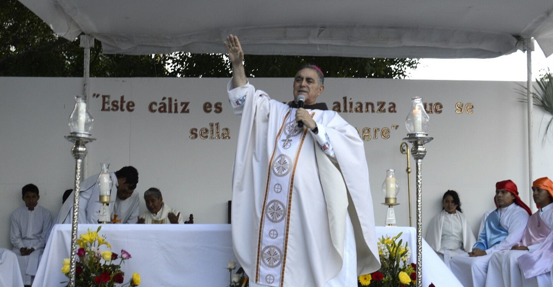 CHILPANCINGO, GUERRERO, 24MARZO2016.- Salvador Rangel Mendoza, Obispo de la Diocesis de Chilpancingo-Chilapa, encabezó la celebración de lavatorio de pies en el marco de la celebraciones religiosas de Semana Santa, la liturgia se realizó frente a la catedral de "La Asunción de María", en el zócalo.