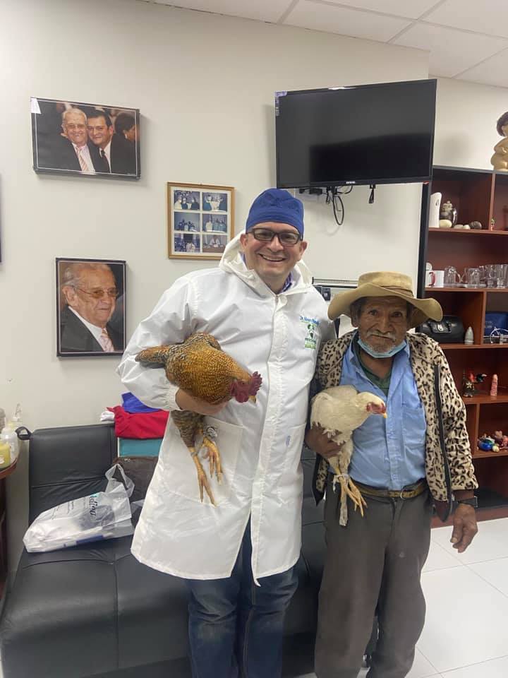 Conmovedor: Abuelito paga su cirugía de próstata con dos gallinas
