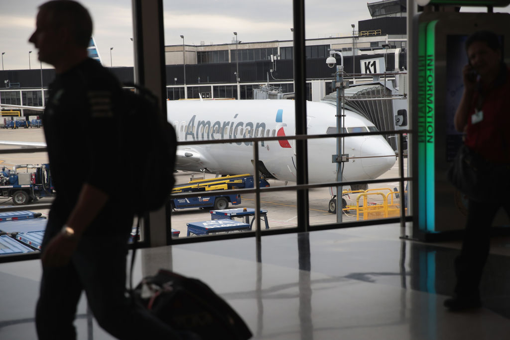 Chale: Adolescentes retrasan vuelo por no querer usar cubrebocas dentro del avión