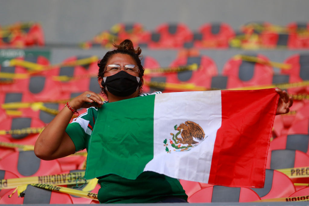 Aficionada mexicana con la bandera nacional