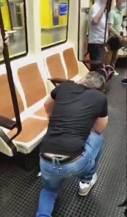 Este sujeto agredió a un enfermero que le pidió usar cubrebocas en el Metro