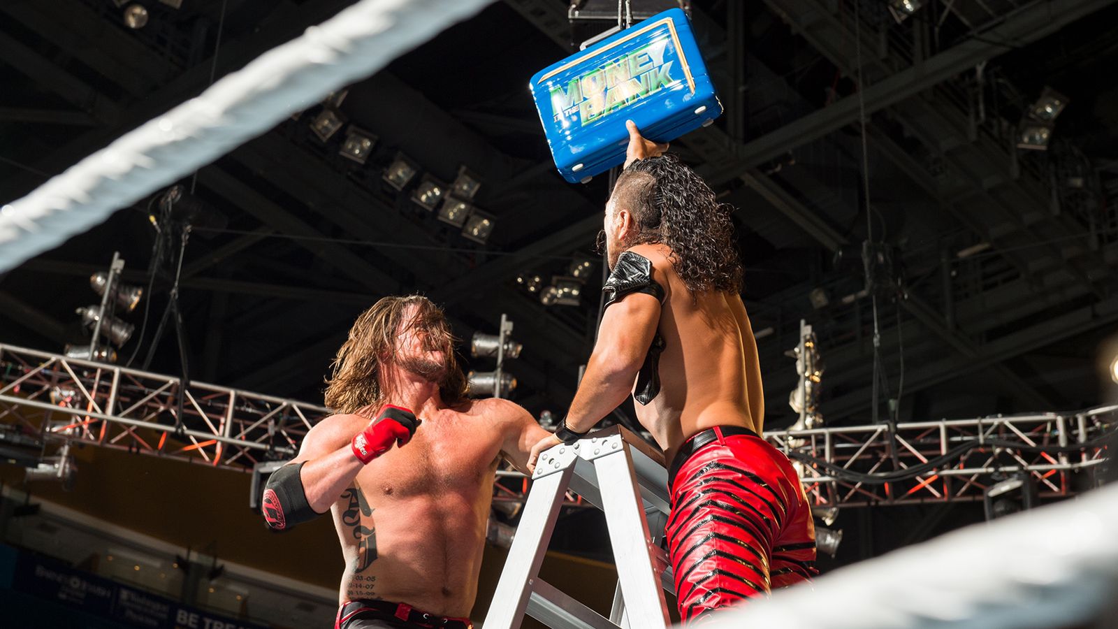 AJ Styles y Shinsuke Nakamura en Money in the Bank