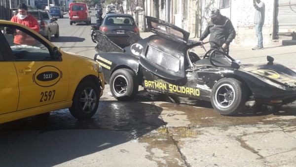 Batman chocó su Batimóvil contra un taxi