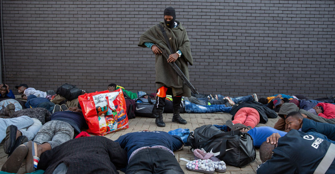 bebe-lanzado-edificio-sudafrica-foto-protestas-que-pasa-manifestaciones-incendio-03
