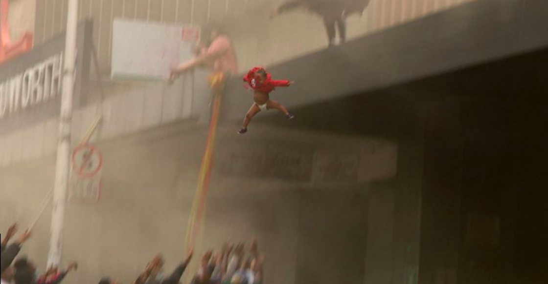 bebe-lanzado-edificio-sudafrica-foto-protestas-que-pasa-manifestaciones-incendio