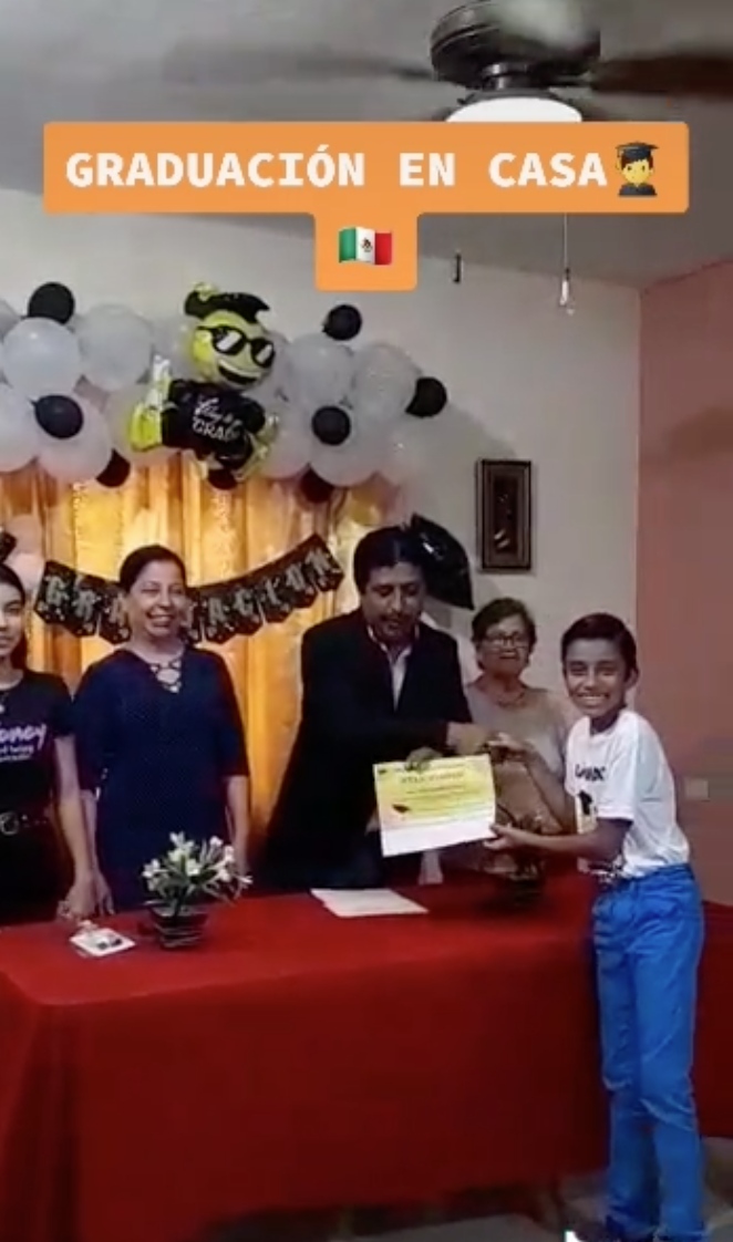 Ternura mil: Familia organiza ceremonia de graduación a un niño y se hacen virales