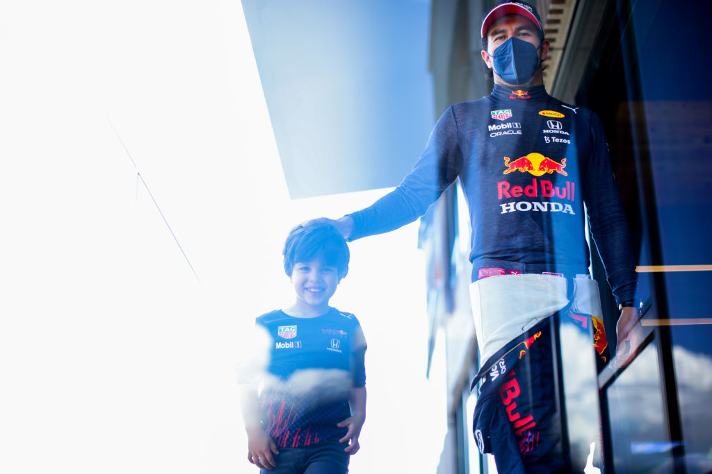 Helmut Marko y Red Bull quedaron encantados con el hijo de Checo Pérez: "Ya firmaron un precontrato" 