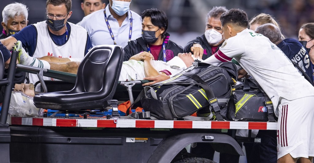 'Chucky' Lozano es trasladado a un hospital tras sufrir una delicada lesión ante Trinidad y Tobago