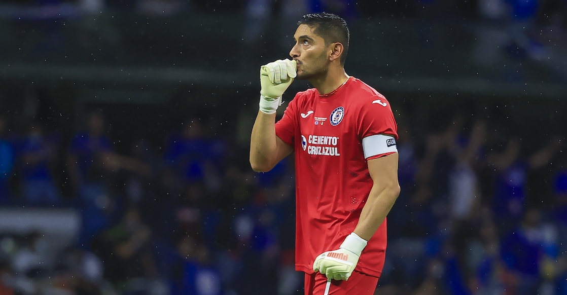 ¡Se quedan sin porteros! Cruz Azul pierde a Chuy Corona por fractura en la mano derecha